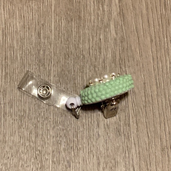 Handmade Pearl Flower Green Studded Retractable ID Clip,  Alligator Clip - Picture 2 of 3